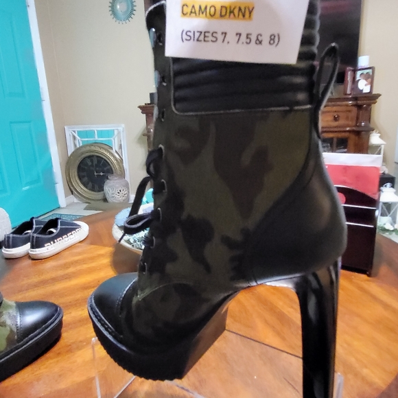 DKNY Camo VERY SEXY ANKLE BOOTIES - Picture 2 of 10